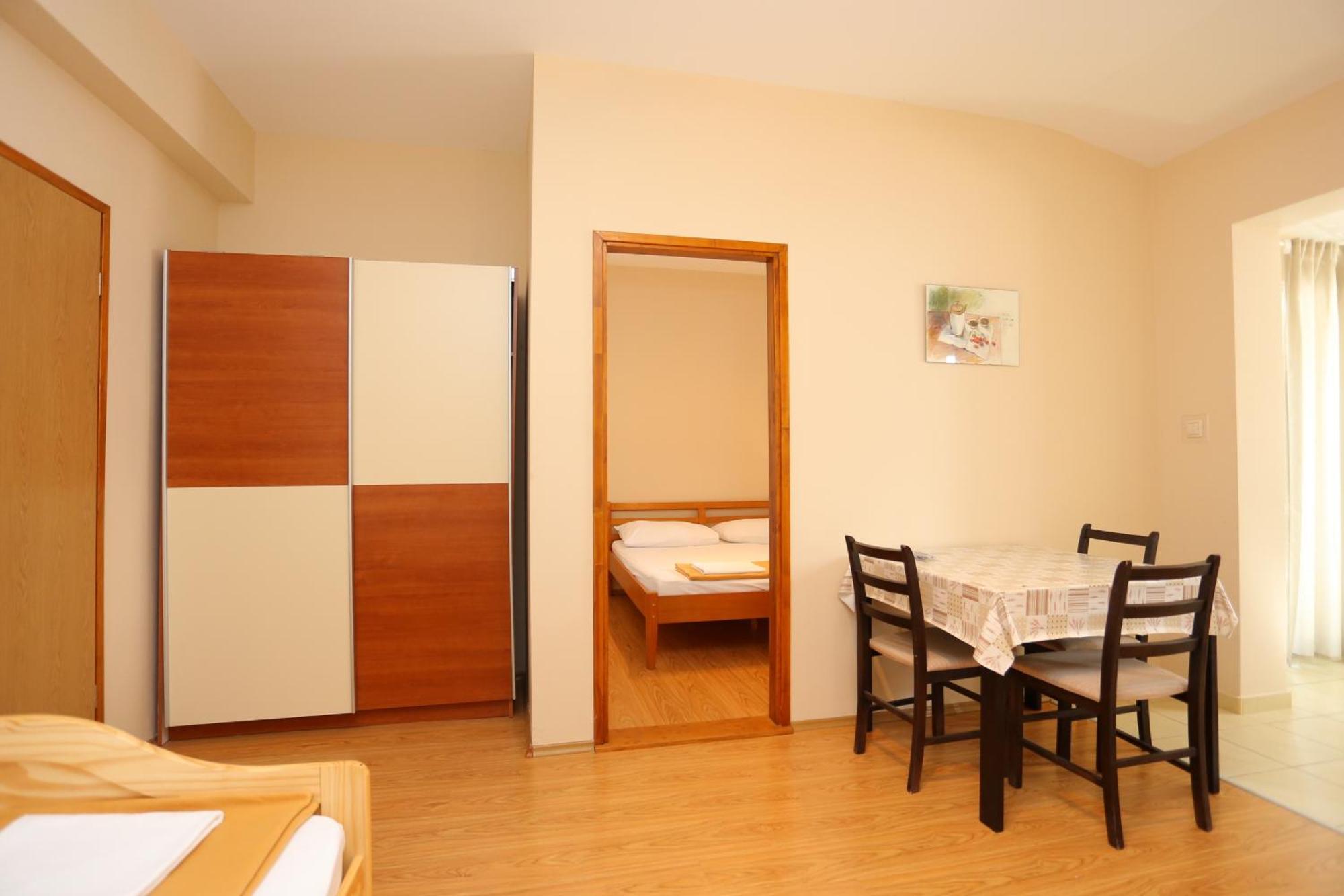 Apartments By The Sea Nemira, Omis - 17039 Tice Rom bilde