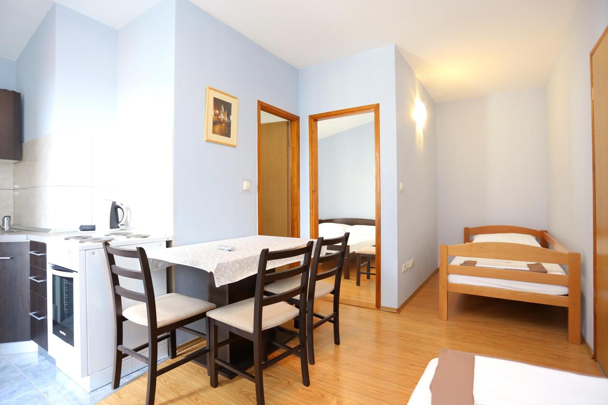 Apartments By The Sea Nemira, Omis - 17039 Tice Rom bilde