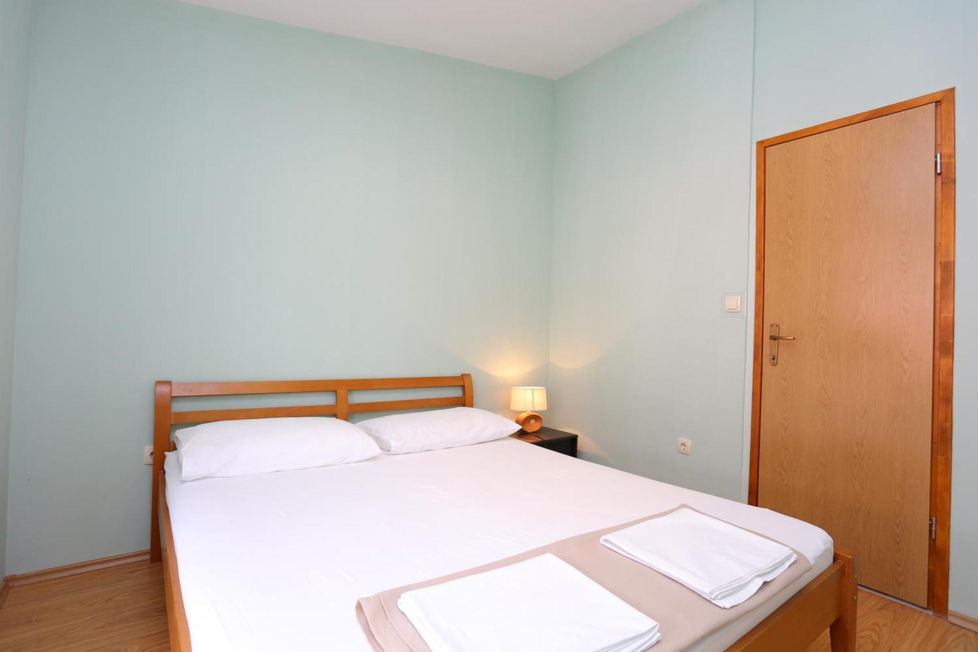 Apartments By The Sea Nemira, Omis - 17039 Tice Rom bilde